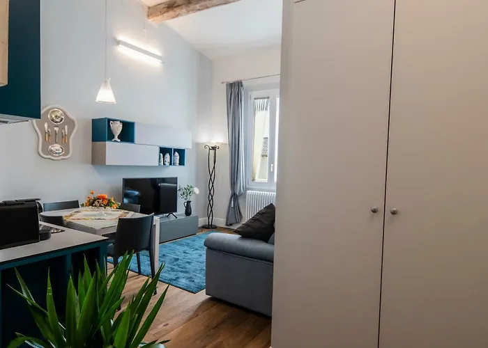 Oltrarno Lily Suite